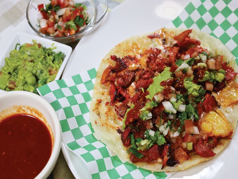 Gringa de pastor con guacamole y pico de gallo