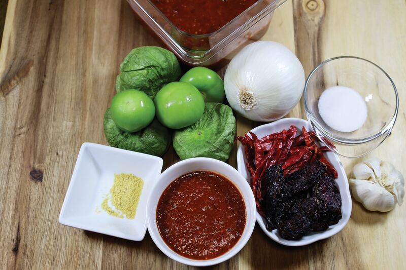 Tomatillos, chiles y cebolla listos para la salsa
